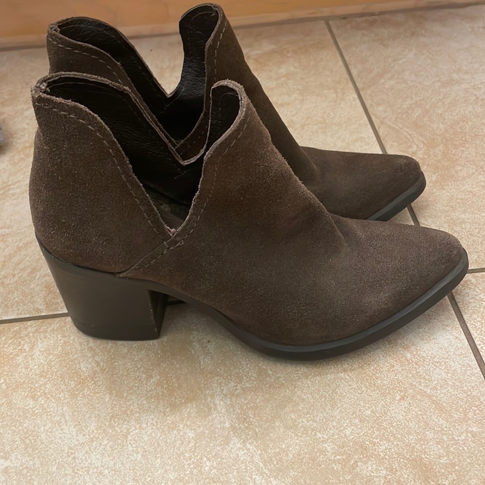 Size 7 Steve Madden half boots